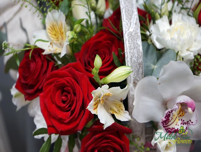 Coșuleț cu trandafiri roșii și orhidee albă foto